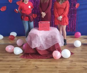 uczennice podczas rozdawania kartek walentynkowych