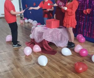 uczennice podczas rozdawania kartek walentynkowych