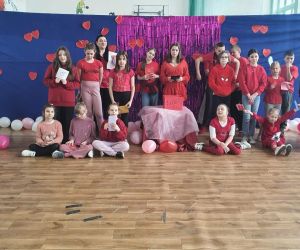 społeczność szkolna na wspólnym zdjęciu