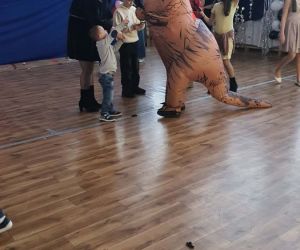 uczniowie na zdjęciu z dinozaurem