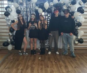 uczniowie na wspólnym zdjęciu