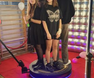 uczniowie z fotobudką