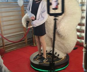 uczennica na zdjęciu z misiem