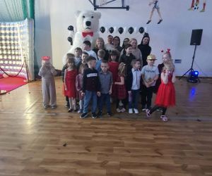 uczniowie na zdjęciu z białym misiem