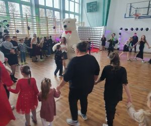 uczniowie tańczą z białym misiem