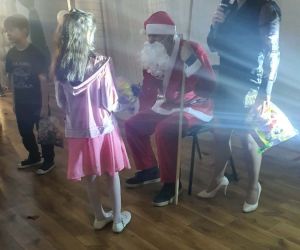 mikołaj wręcza paczki dzieciom