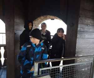 Uczniowie na platformie dzwonnicy podczas zwiedzania punktu widokowego.