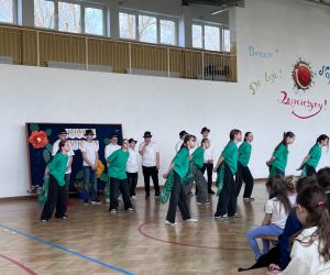 uczennice podczas tańca współczesnego