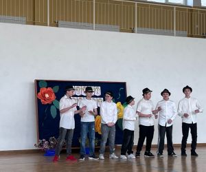 uczniowie śpiewają piosenkę