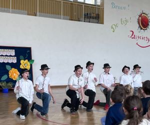 uczniowie podczas tańca