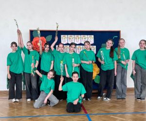 uczennice na wspólnym zdjęciu