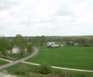 Panorama. Widoczne domy, łąki i pola oraz drogi