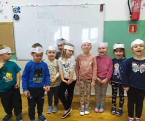 Dzieci stoją i uśmiechają się