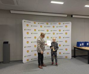 Jeden z uczestników konkursu odbiera dyplom i nagrodę podczas uroczystego podsumowania turnieju.