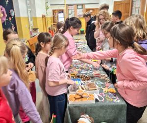 Uczniowie kupują przedmioty podczas kiermaszu charytatywnego