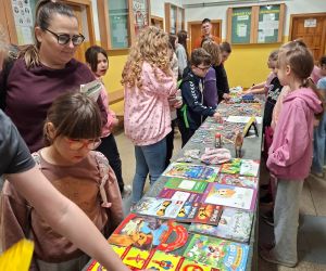 Uczniowie kupują przedmioty podczas kiermaszu charytatywnego