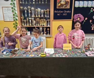 Uczniowie kupują przedmioty podczas kiermaszu charytatywnego