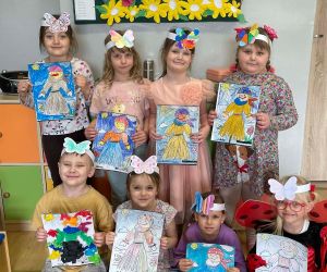 Dzieci z oddziału przedszkolnego prezentują wykonane prace plastyczne przedstawiające postać Marzanny oraz wiosenne motywy.