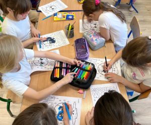uczniowie kolorują karty pracy