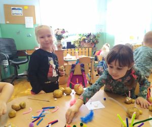 Dziewczynka bierze ozdobę