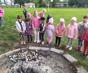 Dzieci stoją przy ognisku