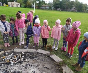 Dzieci czekają na ziemniaki z ogniska