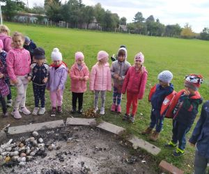 Dzieci przyglądają się na ognisko