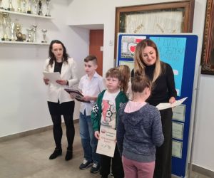 Pani Dyrektor i nauczycielka języka polskiego wręczają dyplomy szkolnym mistrzom ortografii