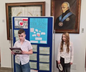 Uczennica i uczeń z klasy piątej otwierają uroczysty apel