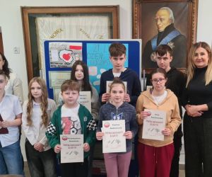 Pani dyrektor, nauczycielka języka polskiego i uczniowie - mistrzowie ortografii