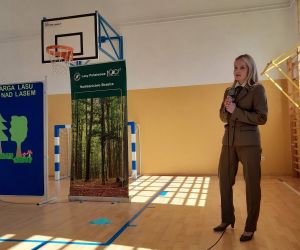 Leśniczka przemawia do mikrofonu