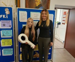 Pani Dyrektor przekazuje symboliczny klucz do szkoły przewodniczącej Samorządu Uczniowskiego