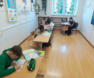 Uczeń klasy siódmej prowadzi zajęcia w klasie  czwartej