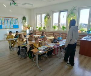 Uczennica klasy ósmej prowadzi zajęcia w klasie pierwszej