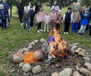 Uczniowie i nauczyciele dookoła płonącej Marzanny