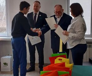 Uczeń odbiera wyróżnienie i nagrodę o dyrektora szkoły rolniczej