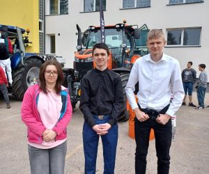 Uczniowie reprezentujący naszą szkołę na tle maszyn rolniczych