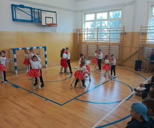 Uczniowie klas młodszych i przedszkola podczas tańca