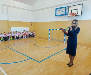 Pani Dyrektor przemawia przy mikrofonie