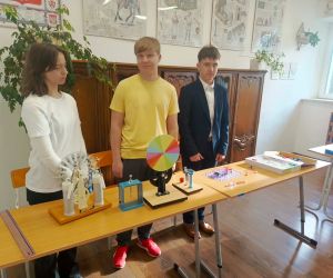 Uczniowie klasy ósmej przy sprzętach służących do pokazywania zjawisk fizycznych