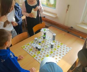 Dzieci układają wspólnie tor do gry Gravitrax