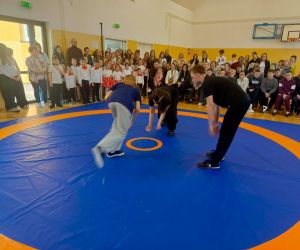 Uczennice klasy szóstej i uczeń klasy ósmej prezentują walkę sumo