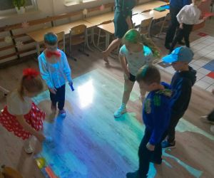 Dzieci podczas zabawy na dywanie interaktywnym