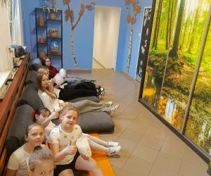 Uczennice w kąciku wypoczynkowym