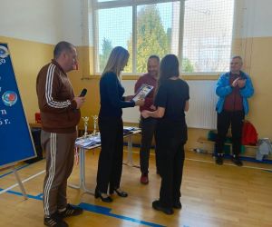 Wręczenie nagród uczestnikom turnieju – nauczyciele przekazują dyplom i nagrody uczennicy.