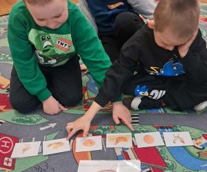 uczniowie podczas warsztatów wielkanocnych