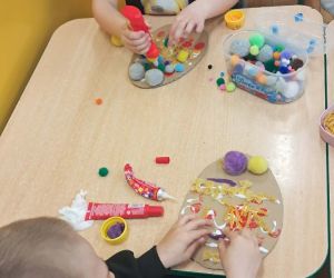 uczniowie dekorują pisanki z kartonu