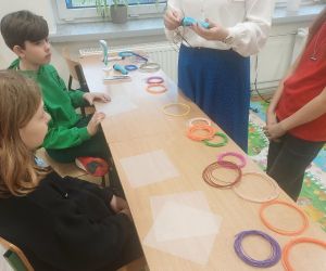 uczniowie podczas zabawy z długopisem 3D
