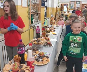 uczniowie podczas słodkiego poczęstunku