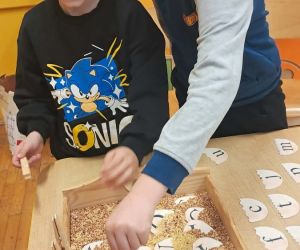 uczniowie podczas wielkanocnych warsztatów